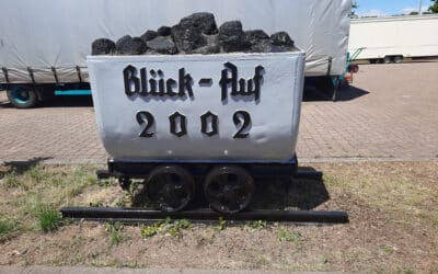 Kohlewagen auf dem Dorfplatz Gresaubach in neuem Glanz