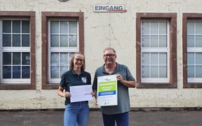 Ortsvorsteher übergibt den Sonderpreis des Landrates an die Vereinsgemeinschaft Gresaubach
