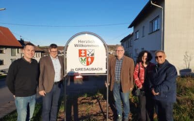 Neue Gresaubacher Ortsbegrüßungsschilder offiziell übergeben